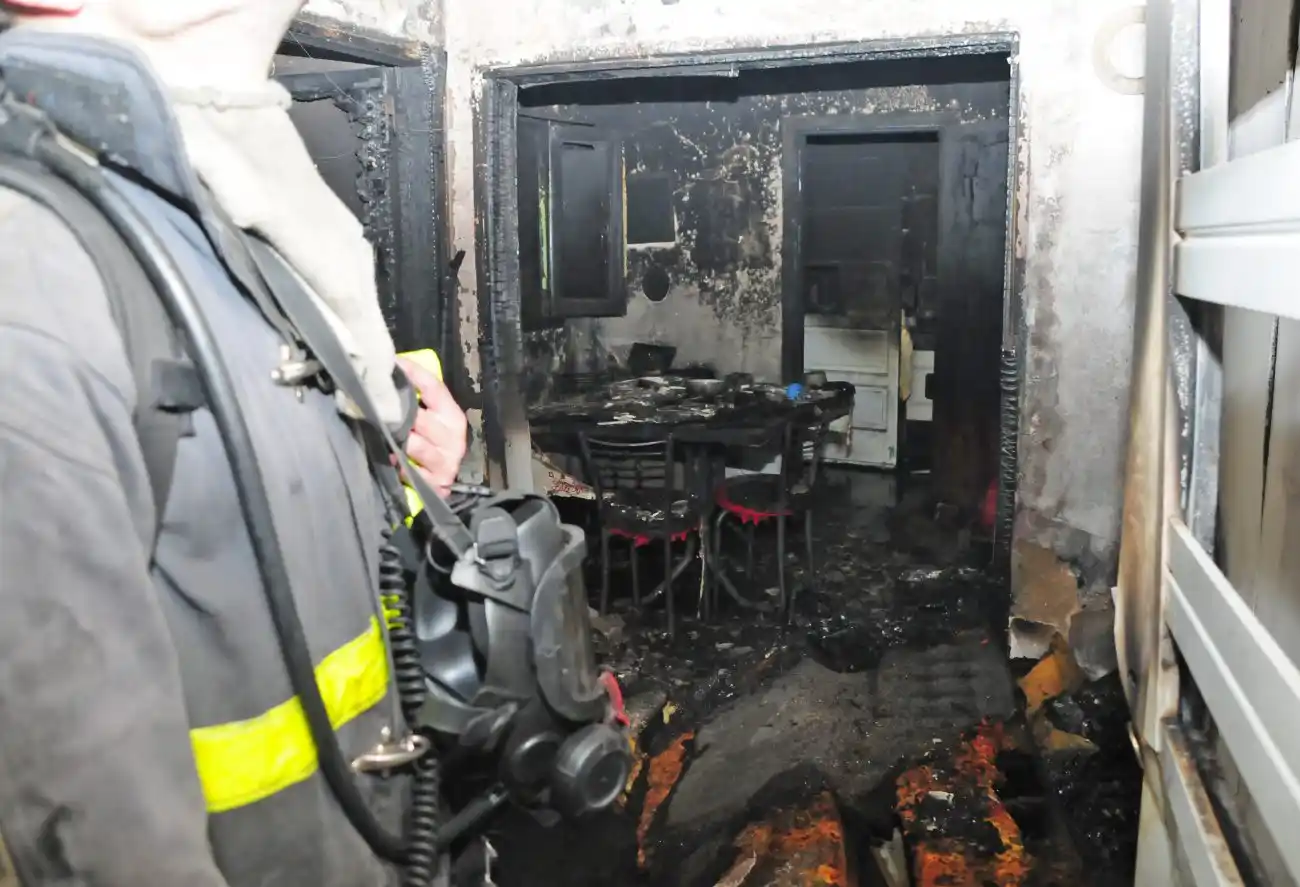 Se durmió con una vela encendida y se desató un incendio en su departamento