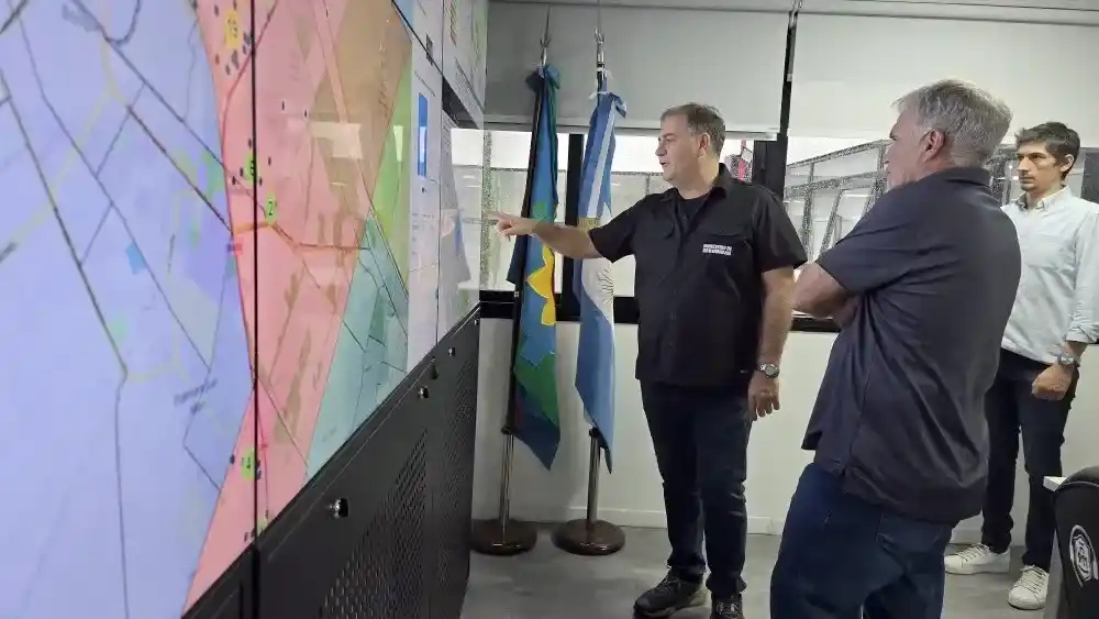 El ministro de Seguridad bonaerense, Javier Alonso, en un CATE 911.