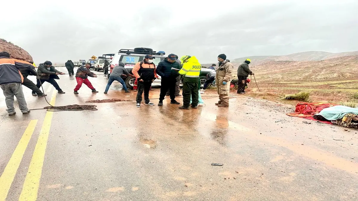BOLIVIA no SALE de una TRAGEDIA: nuevo accidente de tránsito deja 25 muertos