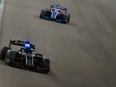 El auto de IA sin piloto venció a Daniil Kvyat en una prueba en Abu Dhabi (Foto: Instagram / @danydk1).