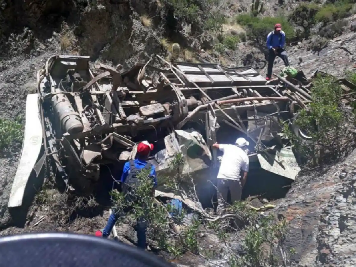 Cuatro jóvenes futbolistas de Mendoza murieron en Bolivia cuando desbarrancó el micro en el que viajaban