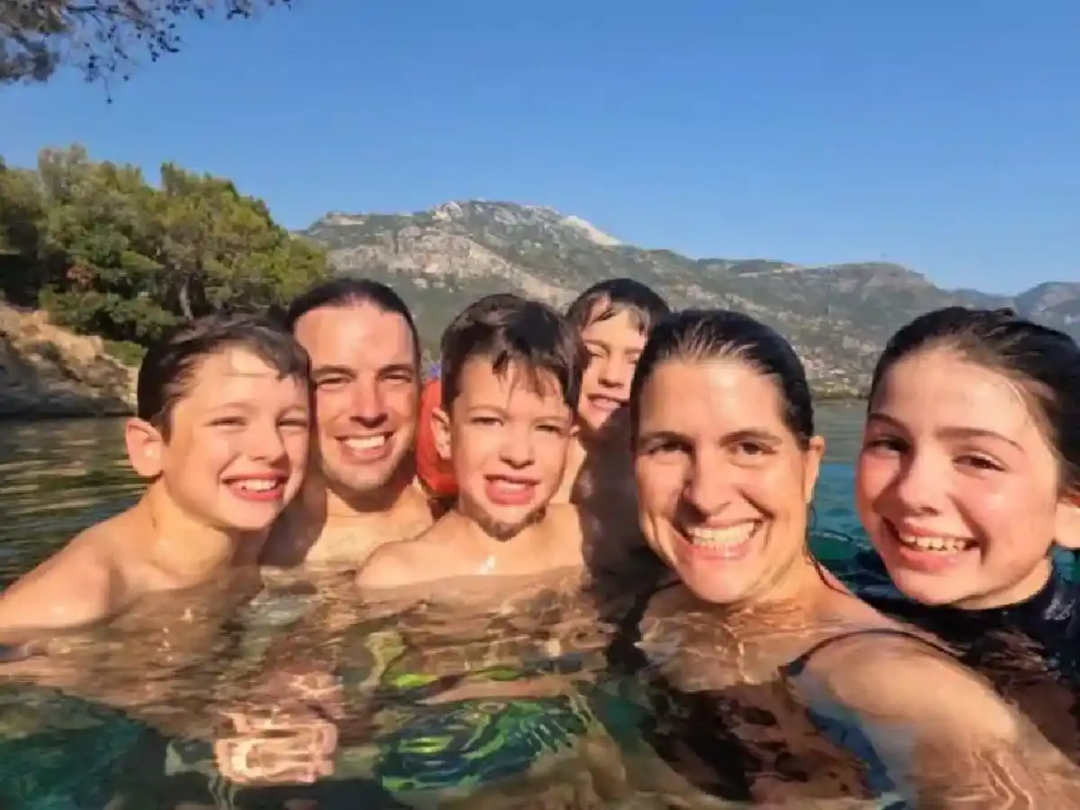 Emocionante historia: una familia lleva a sus hijos a dar la vuelta al mundo antes de que queden ciegos