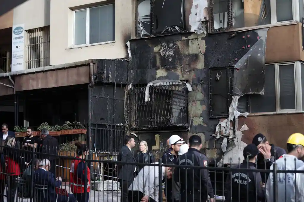 Bomberos de Estambul intentan controlar el incendio.