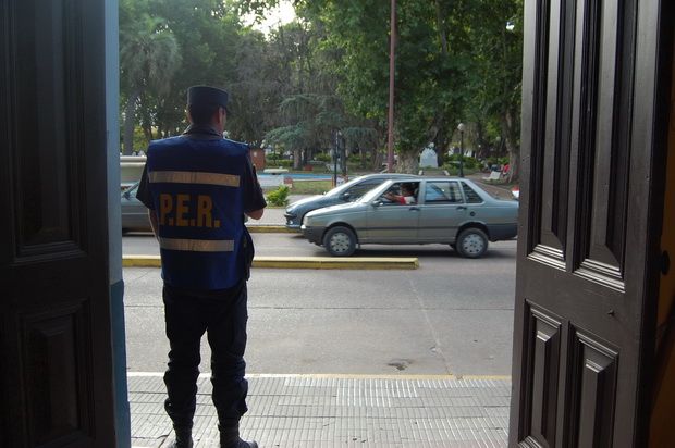 Fue al Carnaval y aprovecharon para “reventarle” la puerta