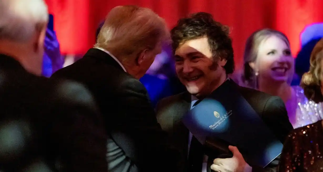 Donald Trump y Javier Milei, parecidos pero no iguales.