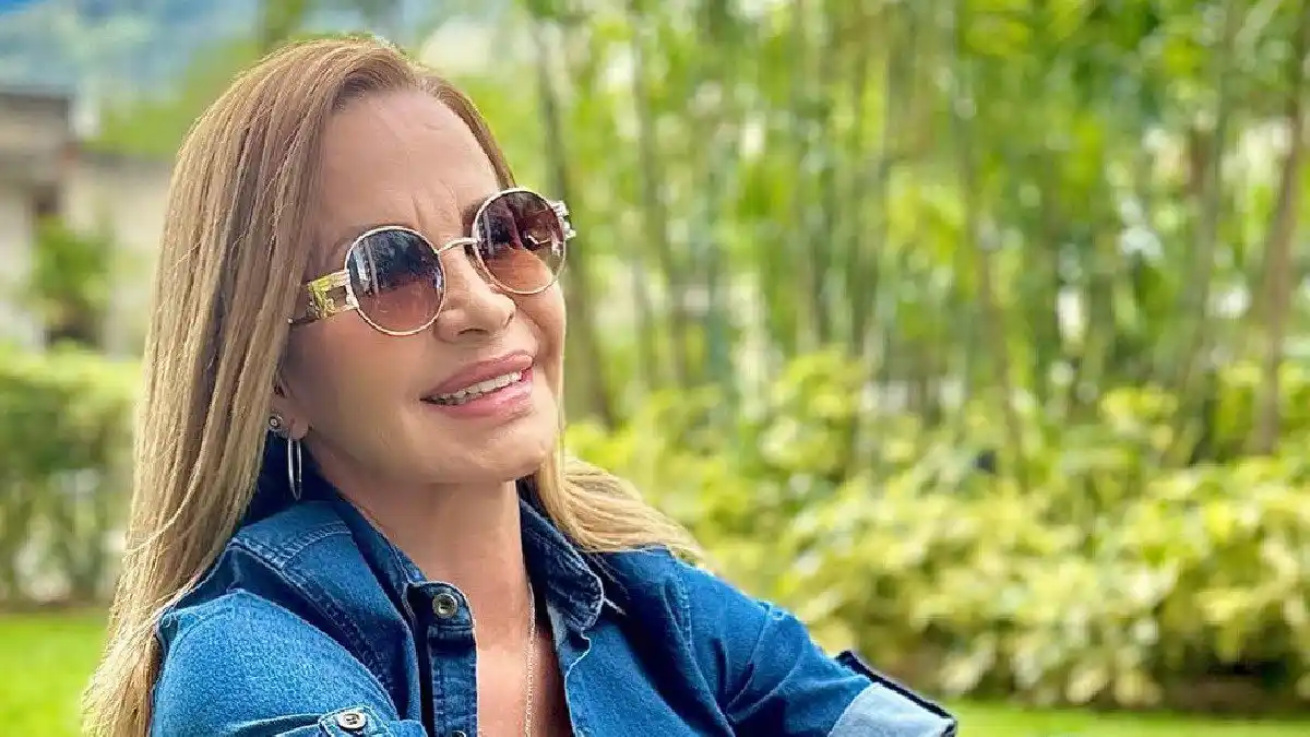 Así fue el día que Karol G bañó a Ivette Domínguez en TV nacional (video)