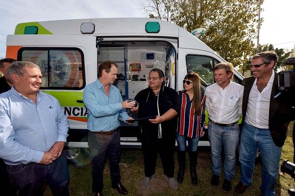 El gobierno ya entregó 10 nuevas ambulancias de las 20 compradas