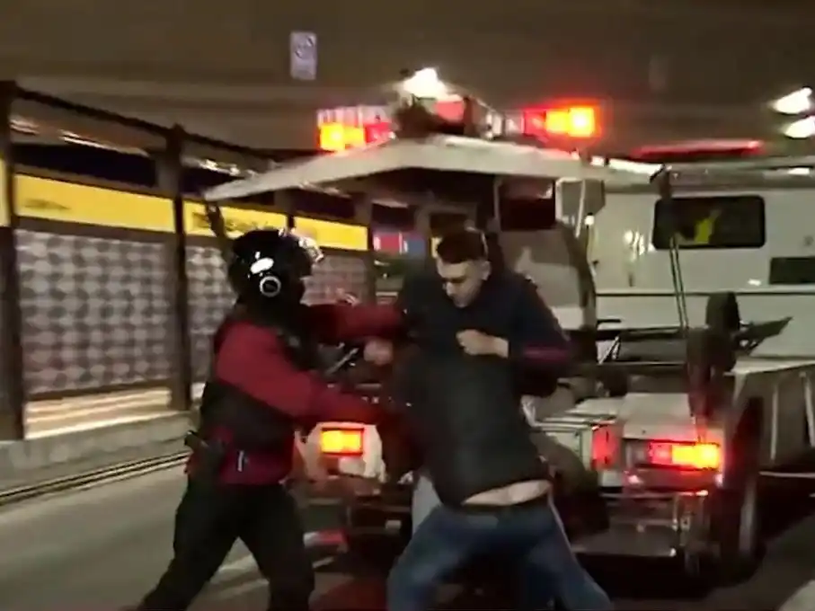 Dos conductores ebrios y un tercero protagonizaron una pelea en plena calle, frente al tránsito que intentaba esquivarlos.