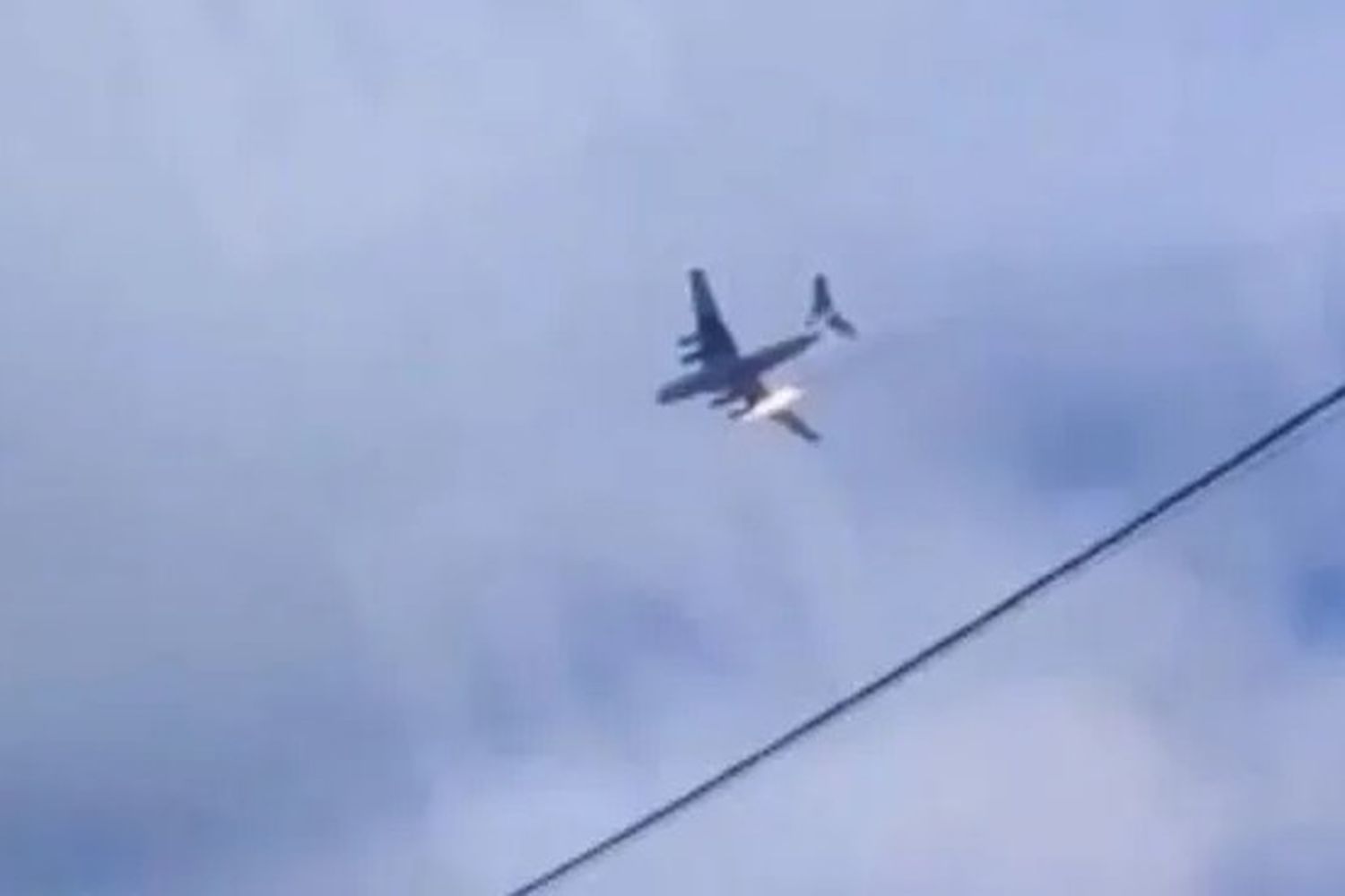 El Il-76 se precipitó contra la tierra en una zona boscosa.