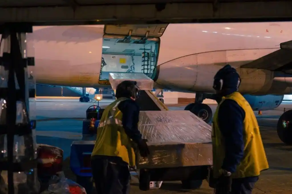 Autoridades provinciales impulsan el programa Exporta Simple desde el Aeropuerto de Rosario.