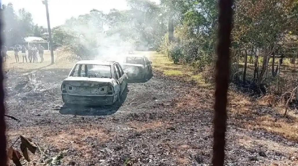 Insólito: salió a quemar basura y el fuego incendió dos autos de un vecino