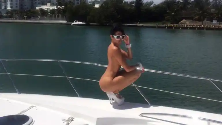 Una producción ardiente: Vicky Xipolitakis, morocha y al desnudo en Miami