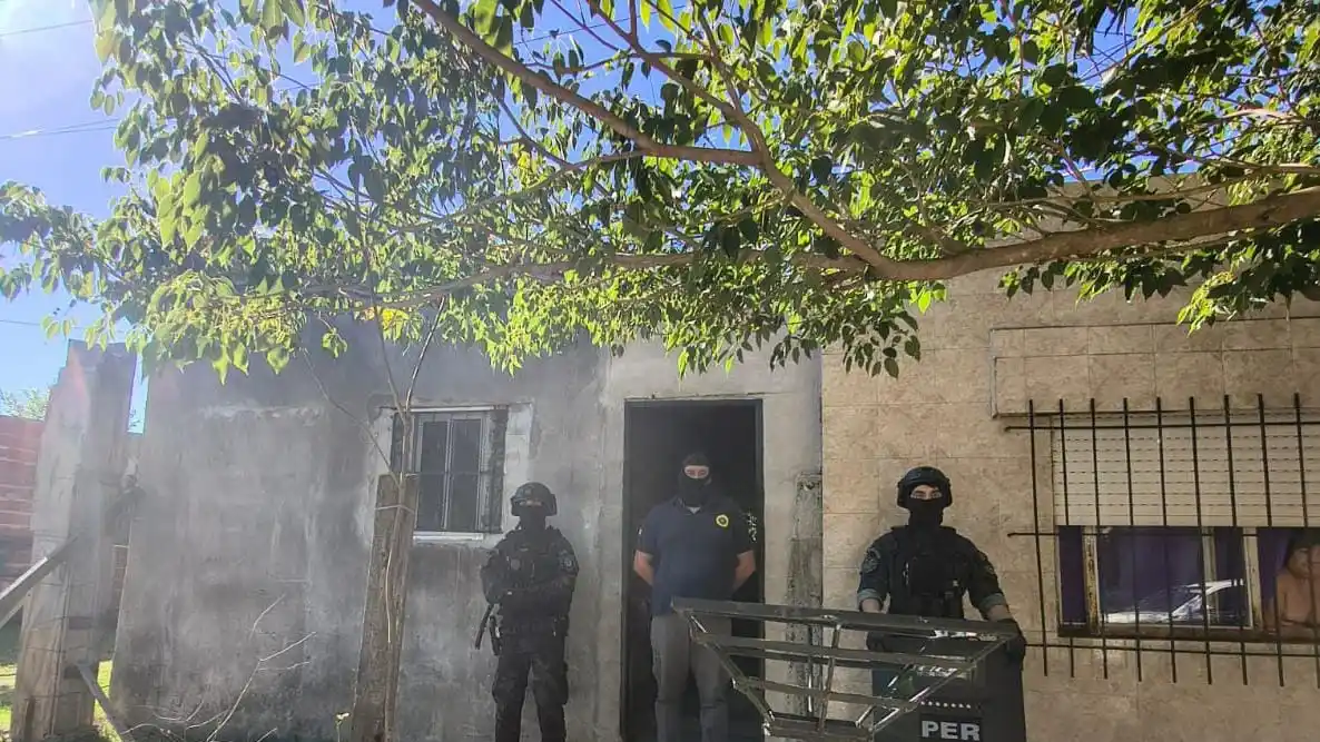 Realizaron dos allanamientos en la ciudad y secuestraron droga en el marco de una causa por narcomenudeo