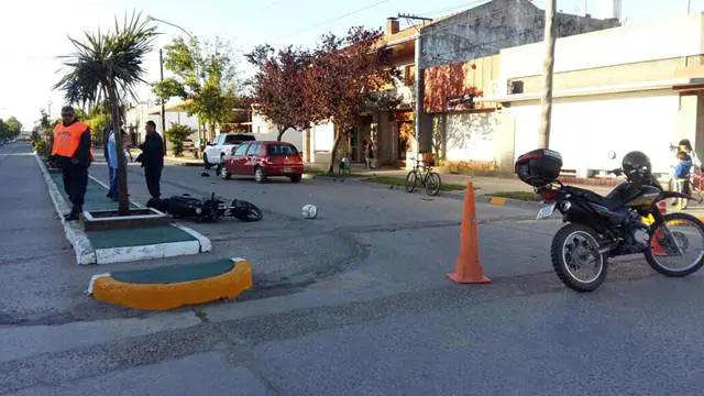 Un joven motociclista con heridas graves