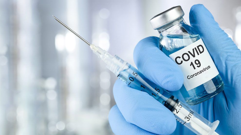 El avance de la vacunación logró reducir los índices de contagio y de mortalidad.