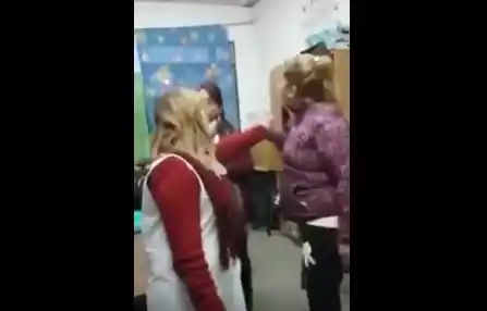 Video: Piden la detención de la mujer filmada golpeando a una docente