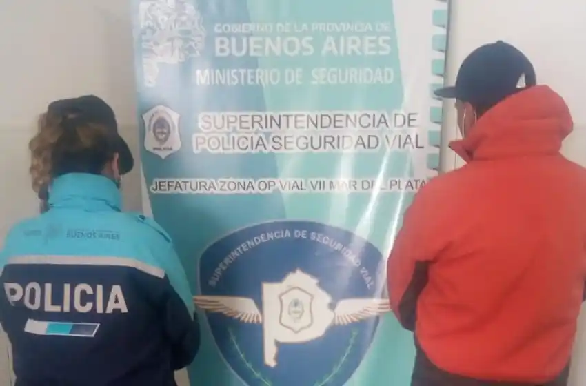 Se escapó dos veces de un control de tránsito: estaba borracho y tenía droga en su poder