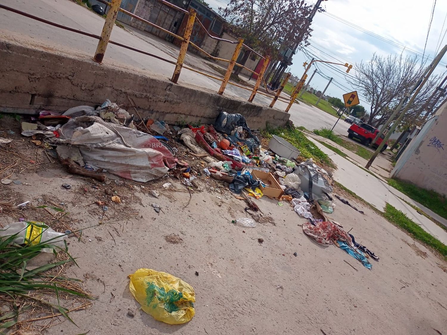 basura suelta barrio italia - 2