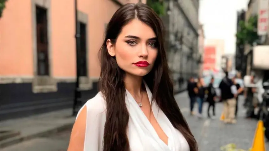 El llamativo look de Eva De Dominici en una entrega de premios