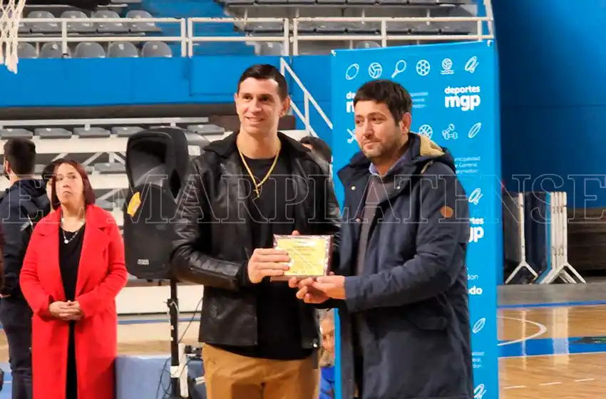 “Dibu” Martínez reconocido por el HCD: “Ver esto lleno de chicos habla por sí solo”