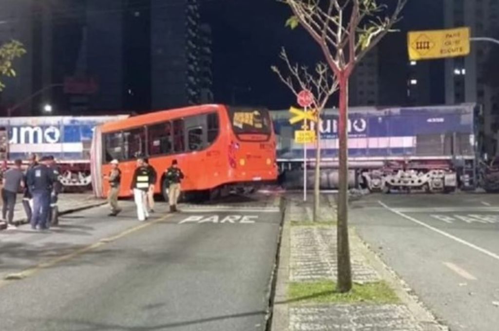 Un tren partió en dos a un colectivo