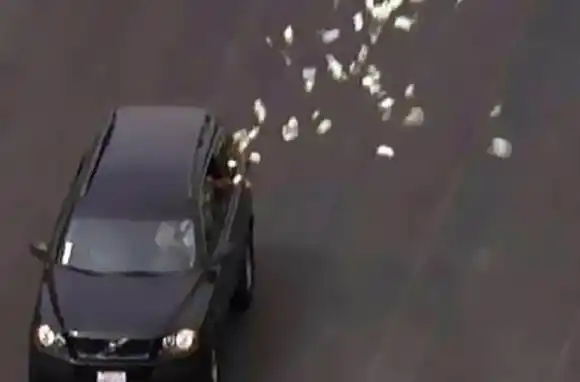 Evadió un control policial y cuando huía arrojó más de 100 mil pesos