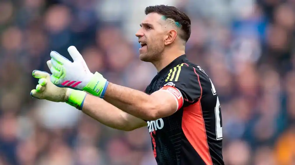 Emiliano "Dibu" Martínez cumplió 200 partidos en el Aston Villa