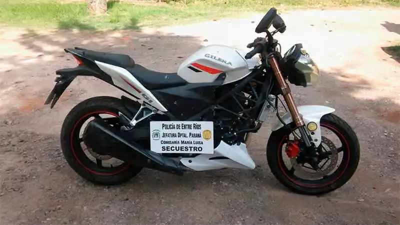 Desmalezaba el campo cuando halló una moto que había sido robada