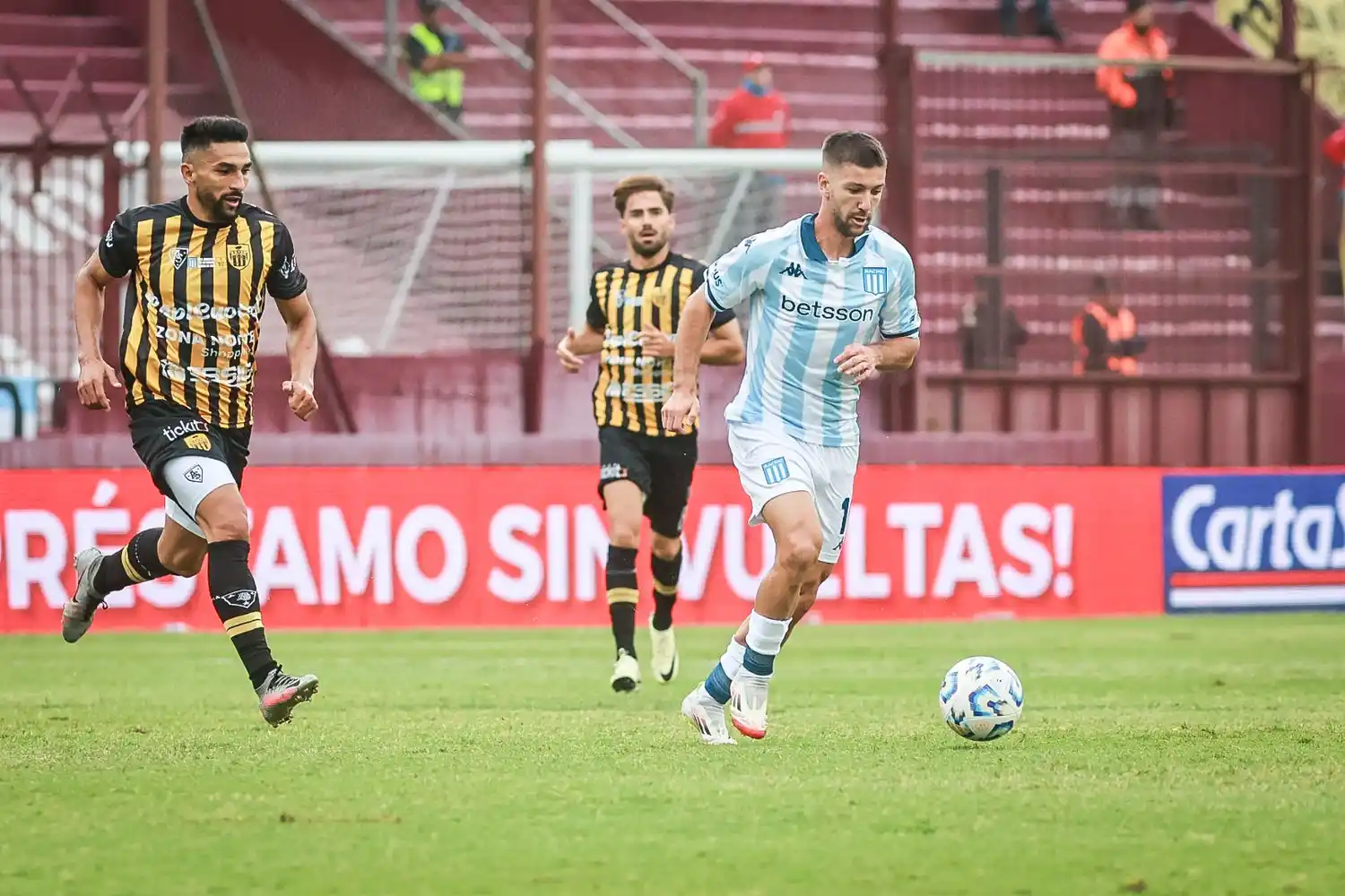 Racing fue efectivo y le ganó 2 a 0 a Santamarina