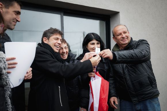Kicillof entregó viviendas a familias de Tandil: "Es el primer Gobierno nacional que no inaugura una sola obra pública"