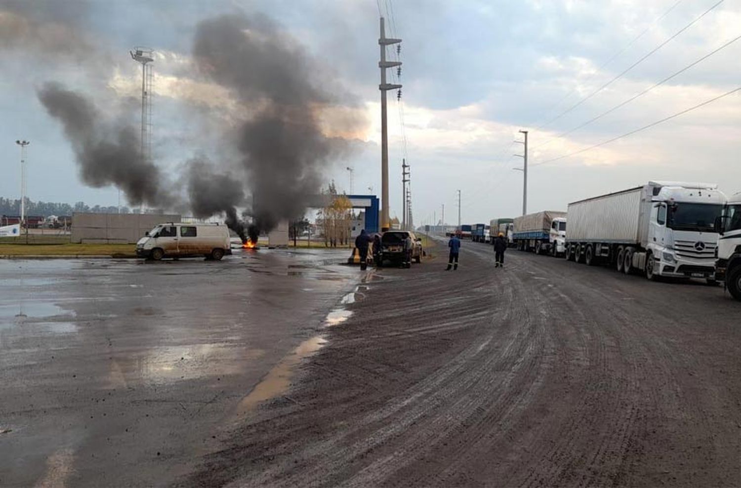 Una decena de piquetes de la Uocra paraliza la actividad en puertos del Gran Rosario