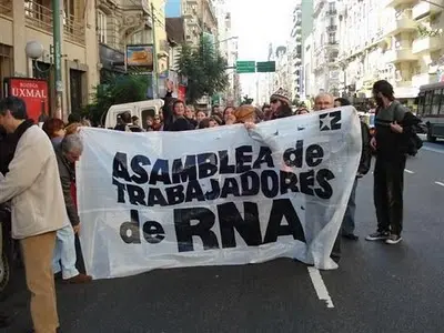 Marcha de trabajadores de Radio Nacional al edificio de la TV Pública