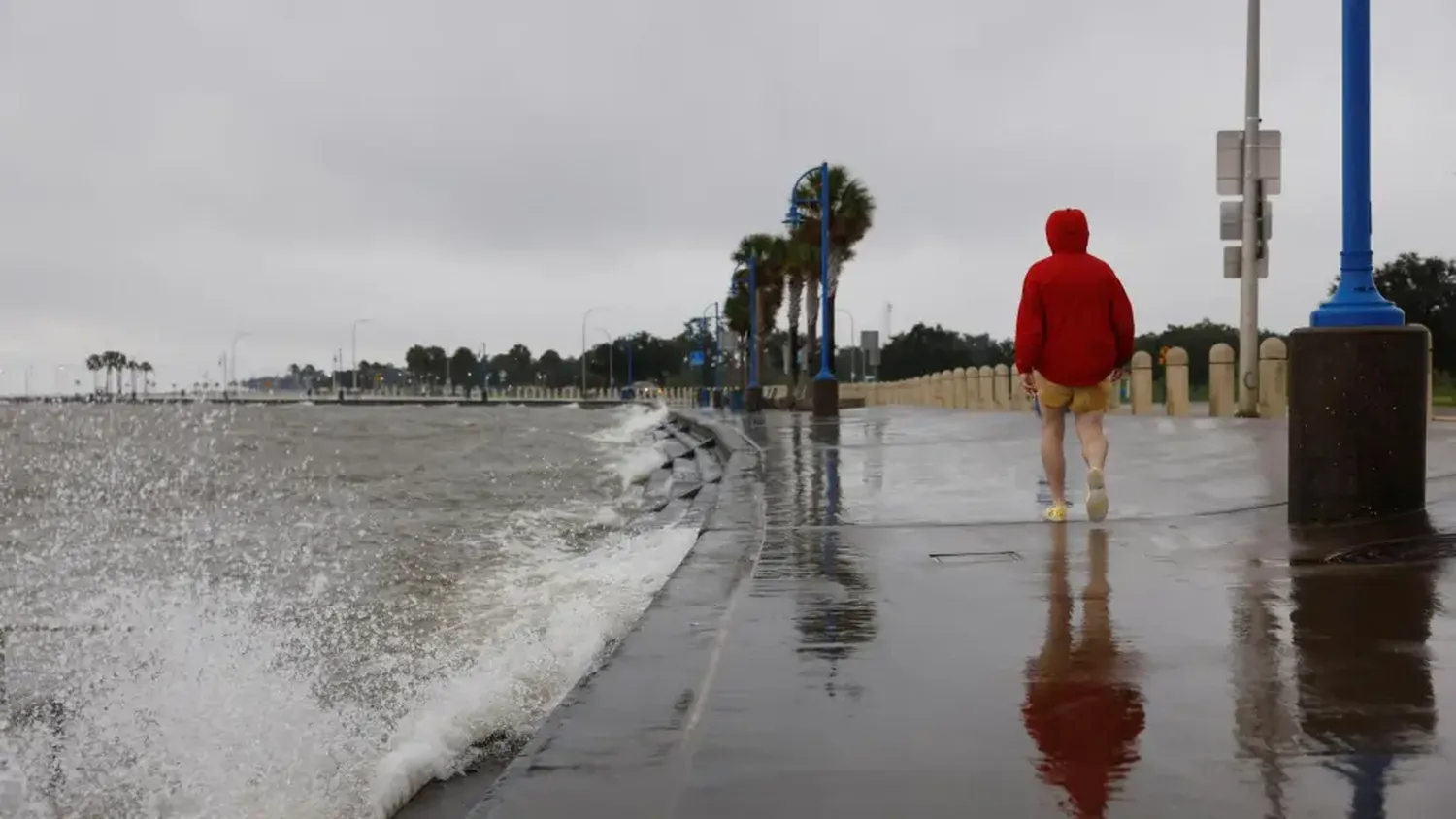 Francine se degrada a tormenta tras causar inundaciones y cortes de luz en Luisiana