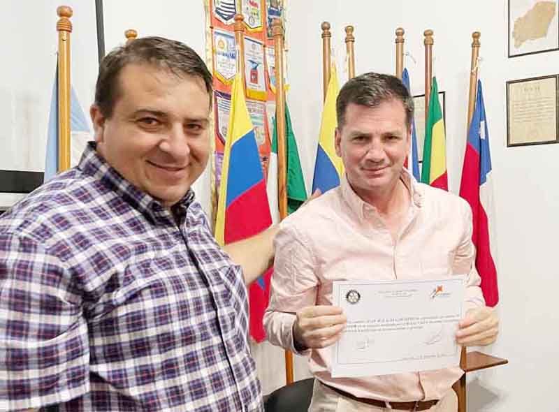 El Presidente del Rotary Club Concordia, Francisco Machicote le entrega a Juan Ignacio Garasino un diploma en testimonio de gratitud.