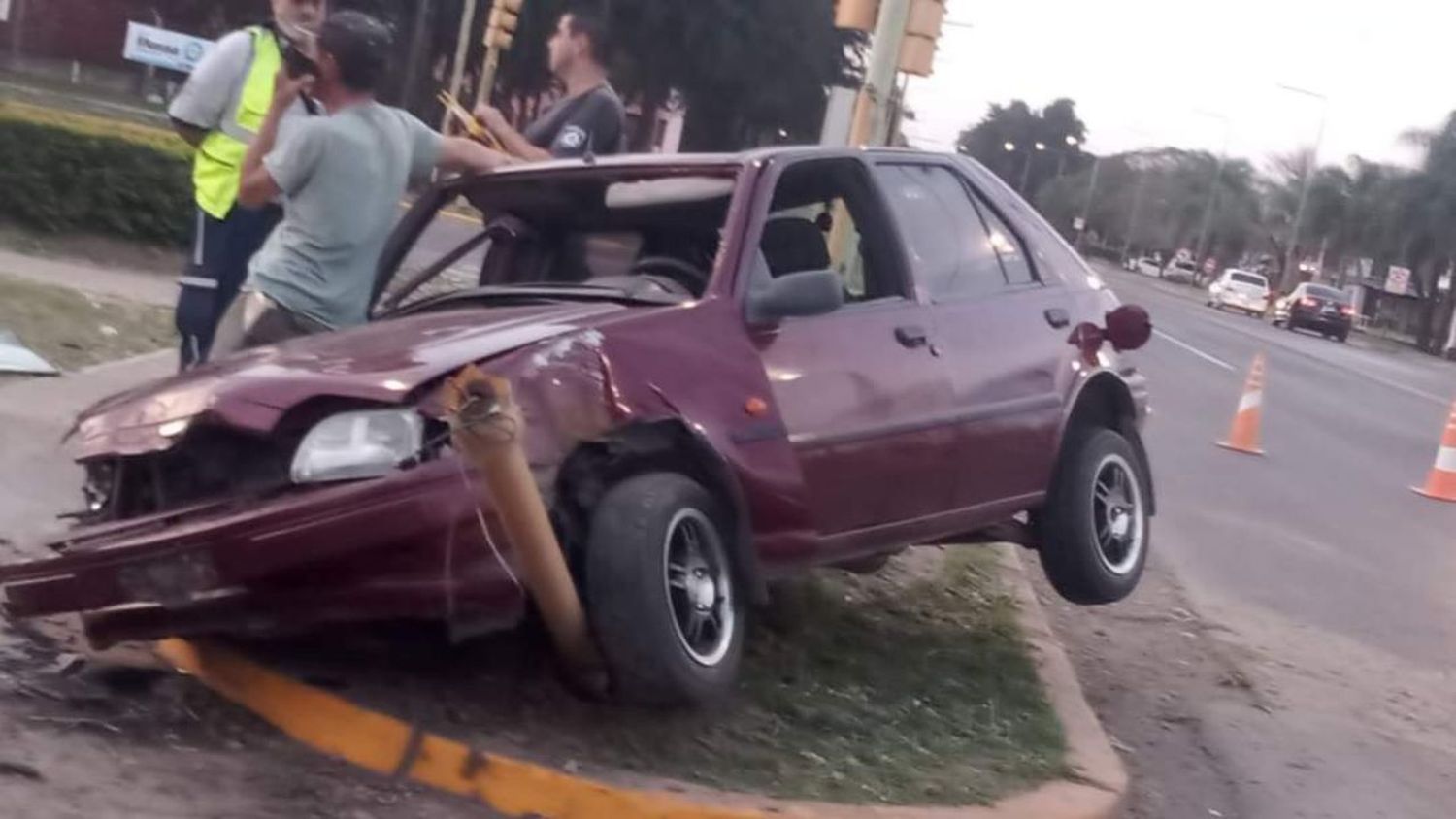 Avellaneda: perdió el control de su auto, chocó y derribó un semáforo