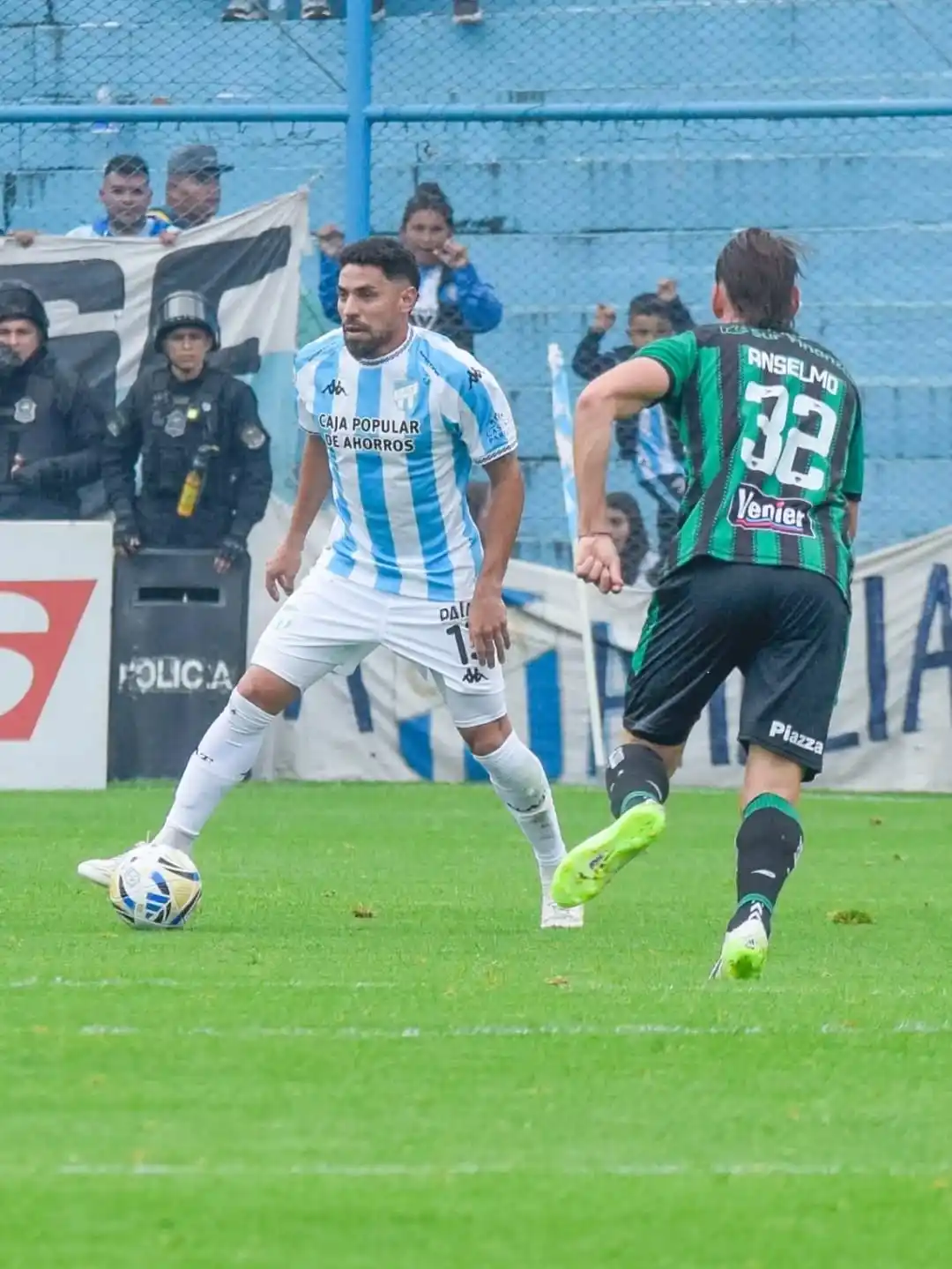 Ortiz controla la pelota ante Anselmino, en Tucumán.