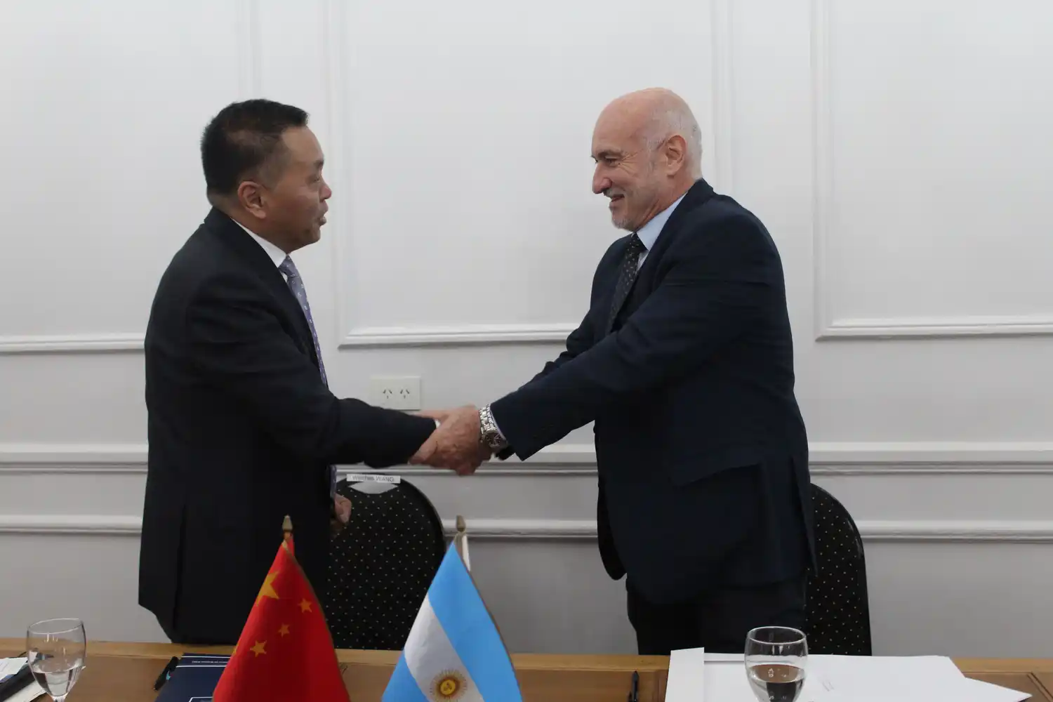 El rector de la Unicen, Marcelo Aba, y el presidente del Comité Directivo de la Universidad de Dailan, Weichen Wang.