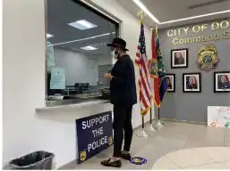 Momento en el que el publicista de Víctor Cámara hace la denuncia. Foto: Cortesía
