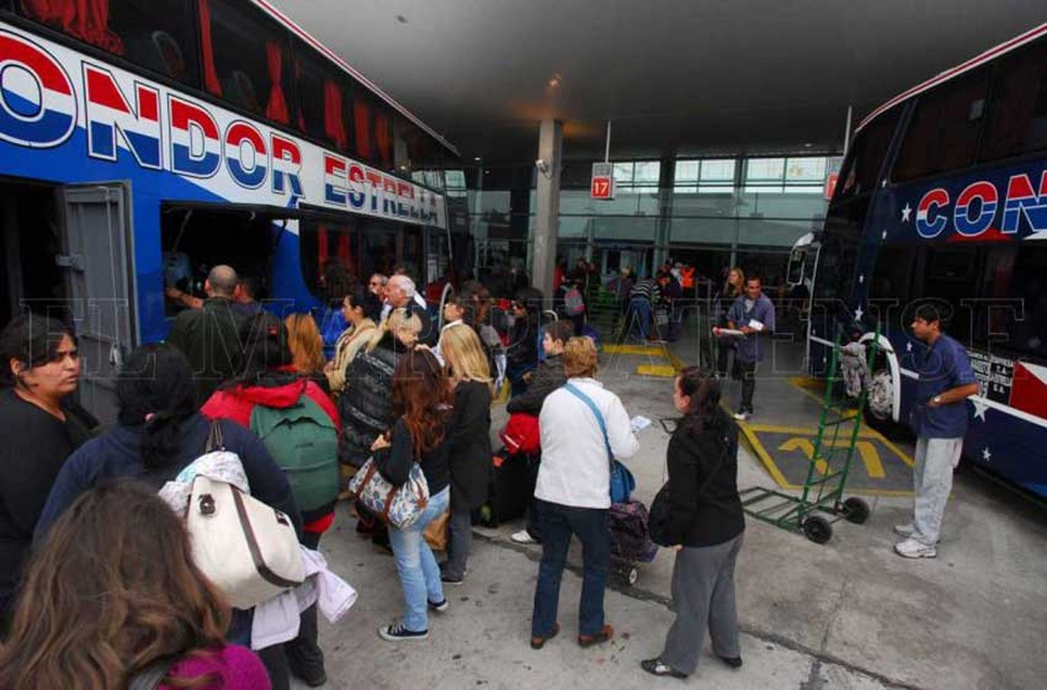 Reclamo de maleteros: "Nosotros si no tenemos propina, no vivimos"