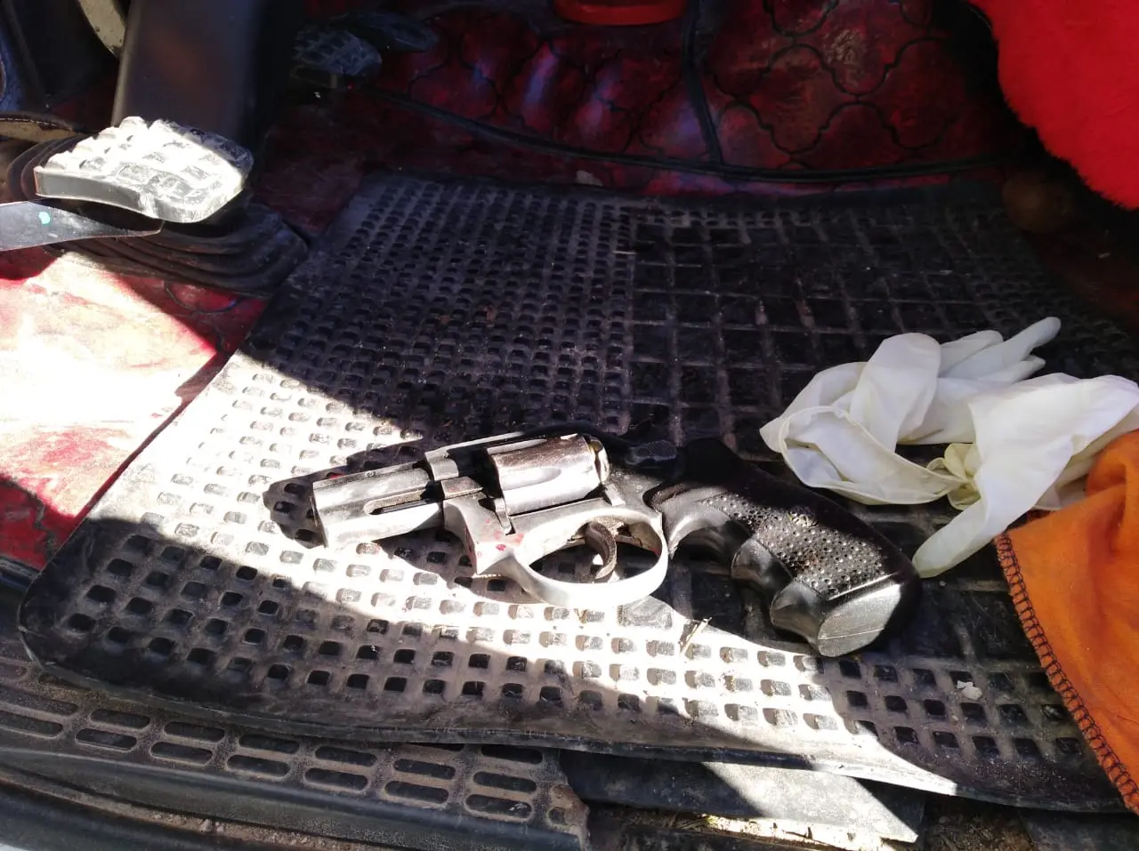Amenazó a su esposa con un revólver y trató de fugarse