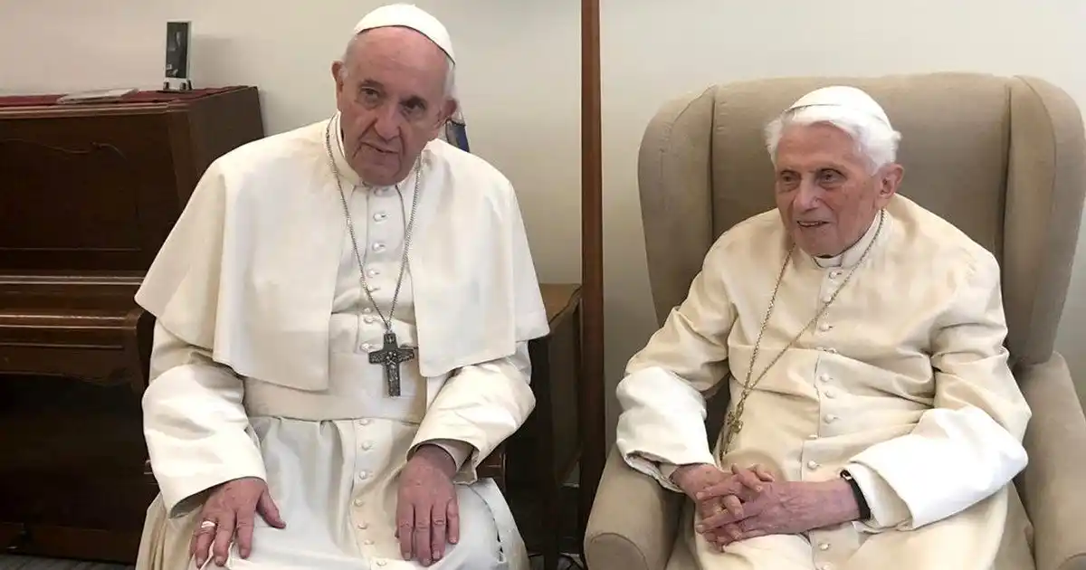 Benedicto XVI cruza a Francisco y advierte su oposición a la ordenación de hombres casados