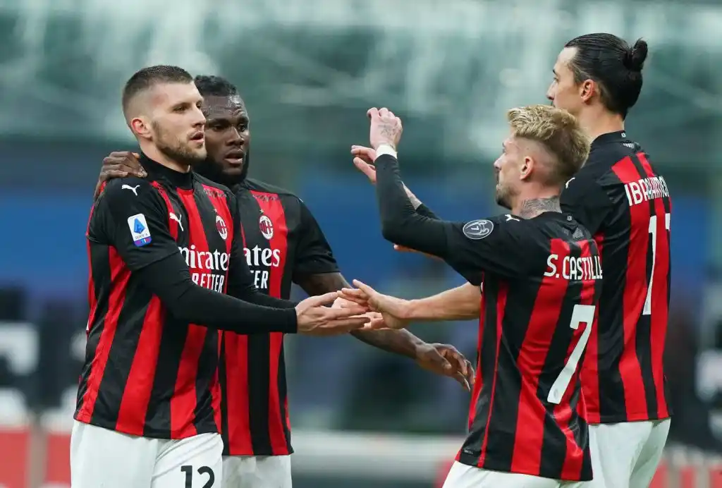 Milan visita a Fiorentina para acercarse a la punta