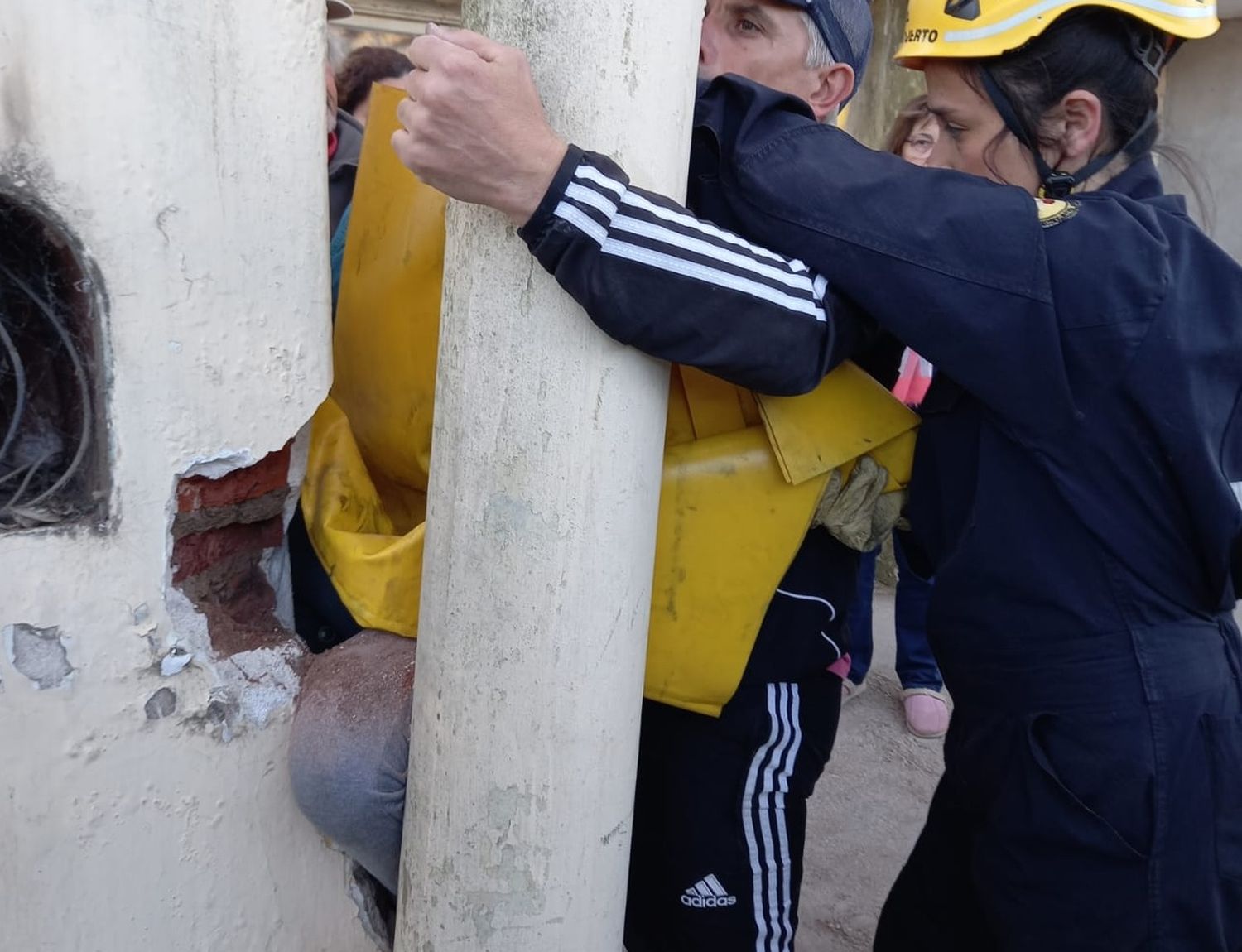 Bomberos de Venado rescatan a niño que se atascó la rodilla mientras jugaba