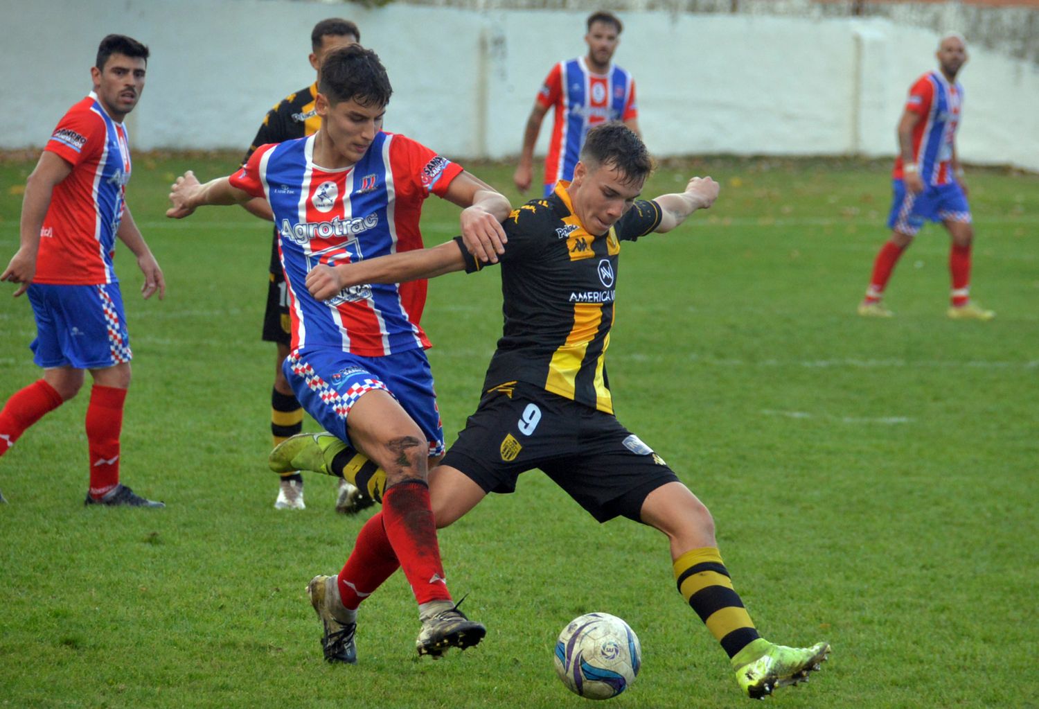 Gerónimo Arbert (Ferro), ante Imanol Giménez (Santamarina).