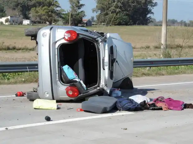 Una mujer murió en el acto tras volcar con el auto y salir despedida 