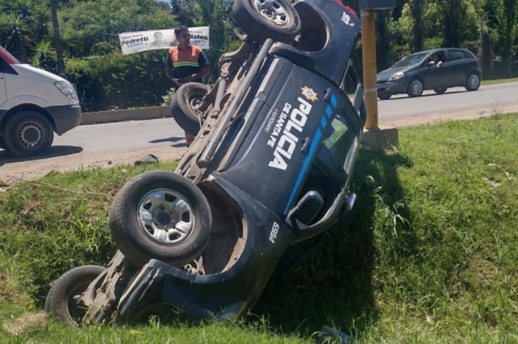 Volcó una patrulla del Comando Radioeléctrico y cayó en una zanja de Ruta 9