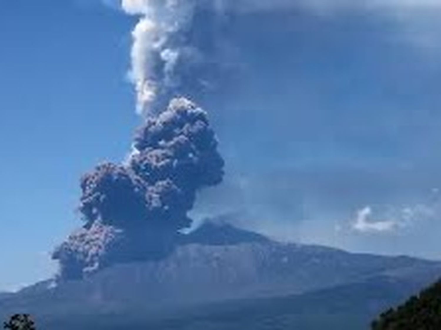 Fuerte actividad volcánica en el Etna: autoridades vigilan de cerca el fenómeno