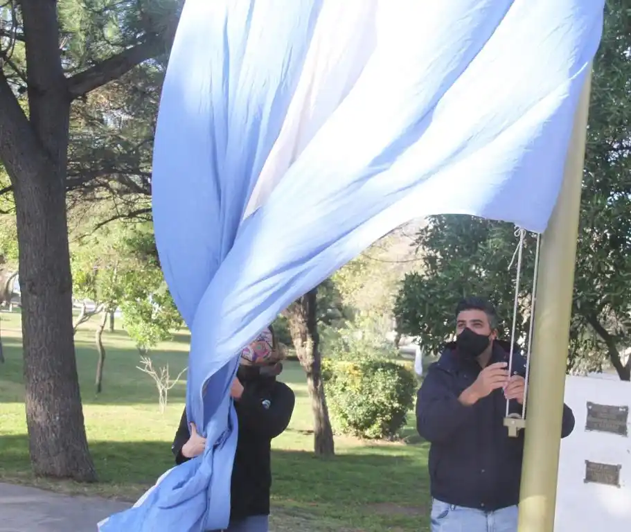 Izamiento de la Bandera Nacional en la plaza Luis Piedrabuena