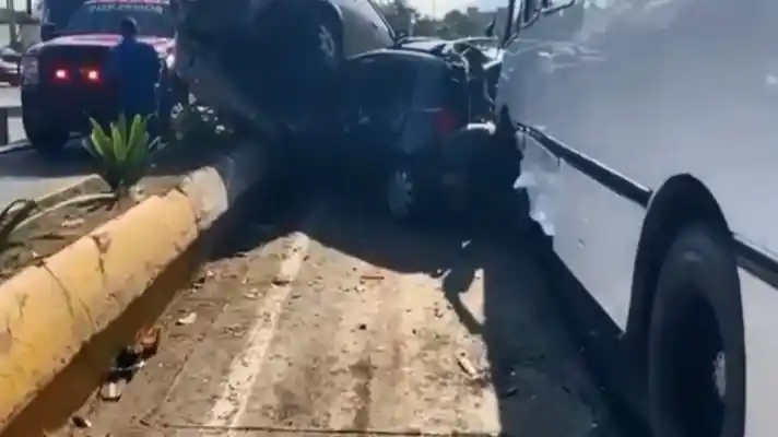 UNA HERIDA deja un accidente en La Guaira donde un encava sin frenos impactó a 13 vehículos