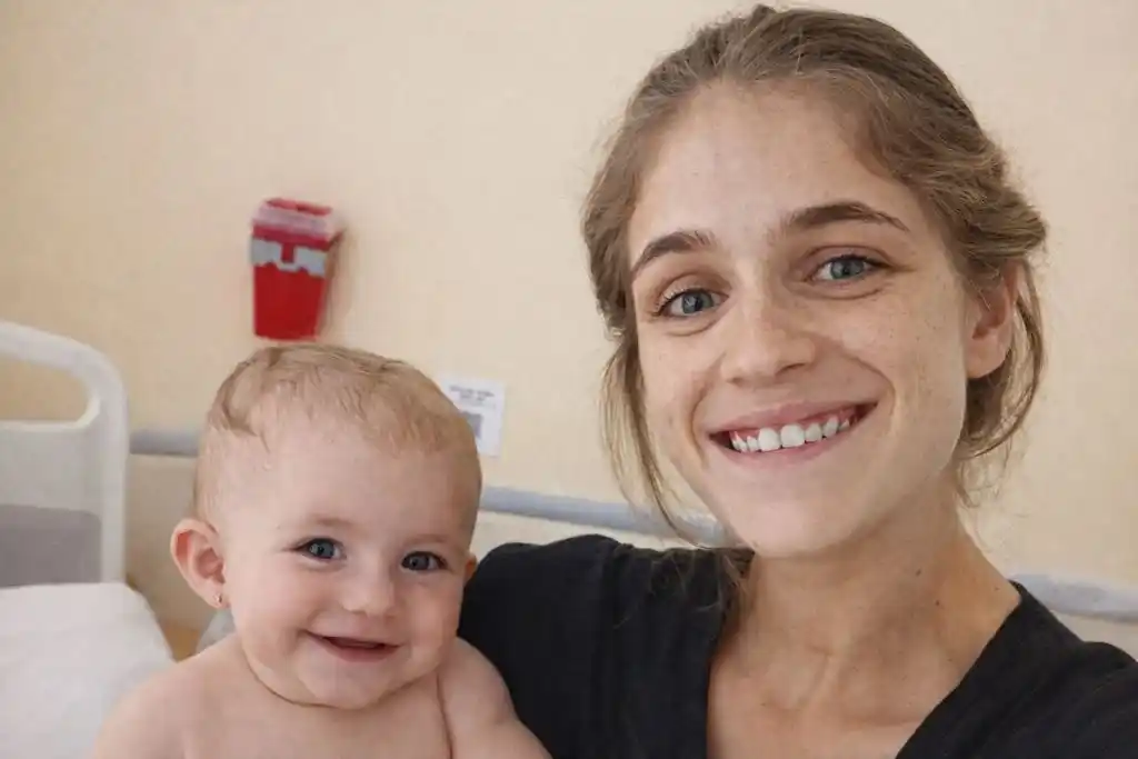 Victoria López junto a su hija